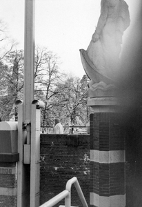 848380 Gezicht op de Bartholomeïbrug over de Stadsbuitengracht te Utrecht; rechtsboven het beeld van de apostel ...